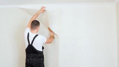 Papier peint intiss&eacute; ou vinyle, quel choix pour un mur irr&eacute;gulier ?